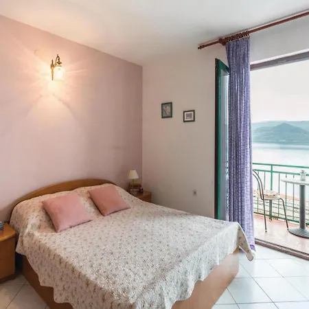 Appartamento 0 Bedroom In Komarna